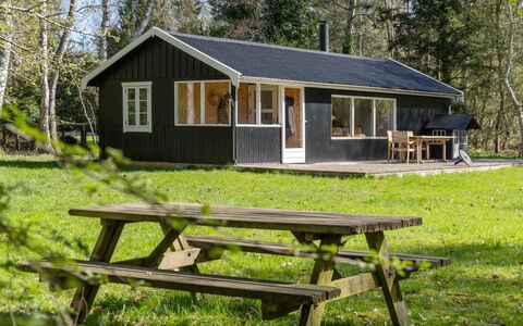 Karl - 4Km from the Sea: Møbel, Indretning, Gulvbelægning, Etage, Loft, Værelse, Stol, Bord, Lejlighed, Køkken & Spisebord