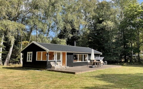 Karl - 4Km from the Sea: Møbel, Indretning, Gulvbelægning, Etage, Loft, Værelse, Stol, Bord, Lejlighed, Køkken & Spisebord