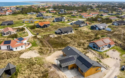 Helga - 650M from the Sea: Svømmepøl, Ferieby
