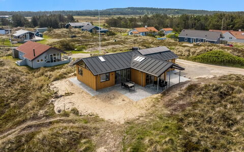 Helga - 650M from the Sea: Svømmepøl, Ferieby