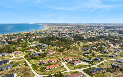 Helga - 650M from the Sea: Svømmepøl, Ferieby