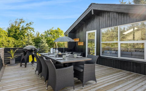 Ema - 1.9Km from the Sea: Træ, Tag, Arkitektur, Hjem, Hus, Sommerhus, Sidespor, Hårdttræ, Hældning, Estate