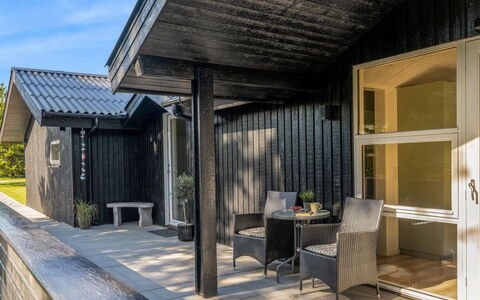 Ema - 1.9Km from the Sea: Træ, Tag, Arkitektur, Hjem, Hus, Sommerhus, Sidespor, Hårdttræ, Hældning, Estate