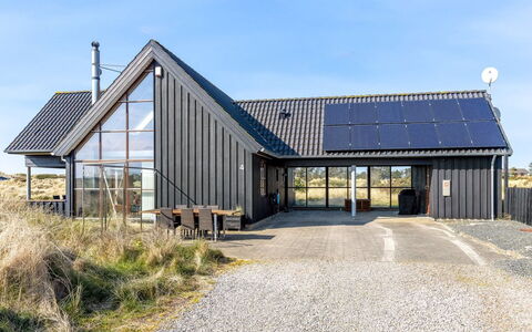 Lilie - 350M from the Sea: Møbel, Indretning, Gulvbelægning, Etage, Loft, Værelse, Stol, Bord, Lejlighed, Køkken & Spisebord
