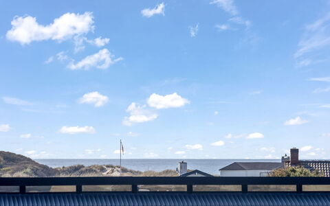 Lilie - 350M from the Sea: Møbel, Indretning, Gulvbelægning, Etage, Loft, Værelse, Stol, Bord, Lejlighed, Køkken & Spisebord