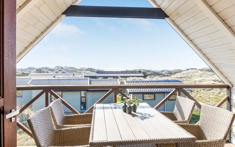 Lilie - 350M from the Sea: Møbel, Indretning, Gulvbelægning, Etage, Loft, Værelse, Stol, Bord, Lejlighed, Køkken & Spisebord