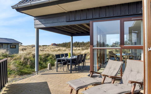 Lilie - 350M from the Sea: Møbel, Indretning, Gulvbelægning, Etage, Loft, Værelse, Stol, Bord, Lejlighed, Køkken & Spisebord