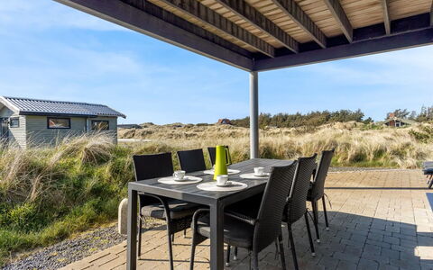 Lilie - 350M from the Sea: Møbel, Indretning, Gulvbelægning, Etage, Loft, Værelse, Stol, Bord, Lejlighed, Køkken & Spisebord