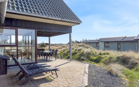 Lilie - 350M from the Sea: Møbel, Indretning, Gulvbelægning, Etage, Loft, Værelse, Stol, Bord, Lejlighed, Køkken & Spisebord