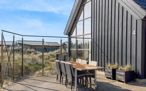 Lilie - 350M from the Sea: Møbel, Indretning, Gulvbelægning, Etage, Loft, Værelse, Stol, Bord, Lejlighed, Køkken & Spisebord