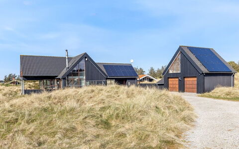 Lilie - 350M from the Sea: Møbel, Indretning, Gulvbelægning, Etage, Loft, Værelse, Stol, Bord, Lejlighed, Køkken & Spisebord