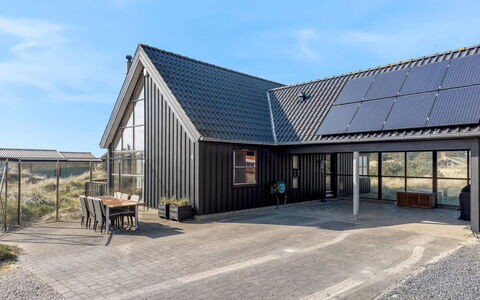 Lilie - 350M from the Sea: Møbel, Indretning, Gulvbelægning, Etage, Loft, Værelse, Stol, Bord, Lejlighed, Køkken & Spisebord