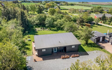 Melina - 900M to the Fjord: Blå, Busk, Sommerhus, Bunddække, Have, Estate, Skygge, Landscaping, Stuehus, Eco Hotel