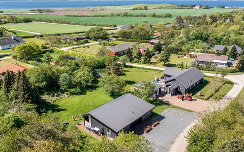 Melina - 900M to the Fjord: Blå, Busk, Sommerhus, Bunddække, Have, Estate, Skygge, Landscaping, Stuehus, Eco Hotel