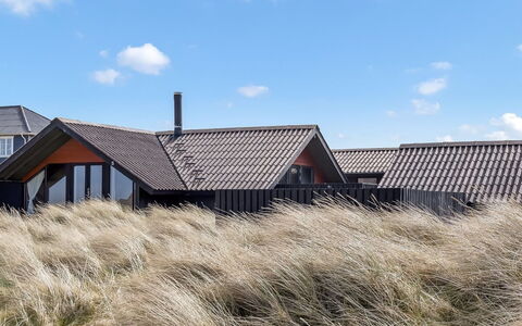Thorfin - 100M from the Sea: Tag, Hus, Hjem, Sommerhus, Dør, Sidespor, Dæk, Veranda, Planke, Hårdttræ