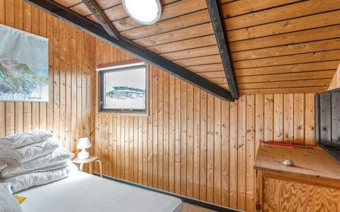 Thorfin - 100M from the Sea: Træ, Loft, Soveværelse, Etage, Gulvbelægning, Indretning, Seng, Hårdttræ, Værelse, Bejdse
