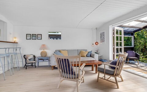 Synnöve - 350M from the Sea: Møbel, Træ, Gulvbelægning, Indretning, Stol, Etage, Trægulve, Bord, Hjem, Stue