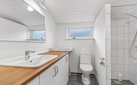 Synnöve - 350M from the Sea: Sanitærarmatur, Badeværelse, Håndvask, Badeværelsesvask, Gulvbelægning, Tap, Vvs, Etage, Loft, Toilet