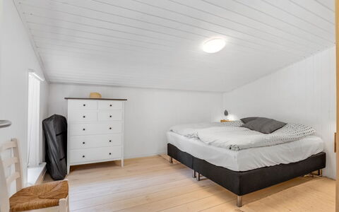 Synnöve - 350M from the Sea: Gulvbelægning, Loft, Træ, Indretning, Etage, Soveværelse, Trægulve, Møbel, Seng, Værelse