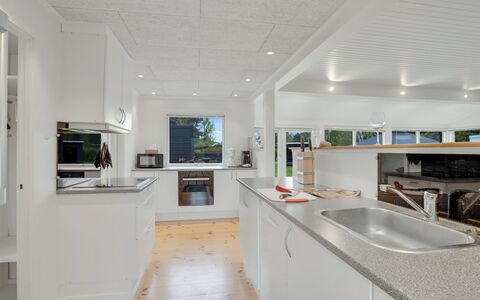 Selve - 600M from the Sea: Køkken, Gulvbelægning, Countertop, Indretning, Loft, Træ, Etage, Køkken Apparat, Cabinetry, Lysarmatur