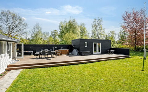 Selve - 600M from the Sea: Hjem, Sidespor, Have, Sommerhus, Skygge, Estate, Landscaping, Lawn, Gård, Dæk