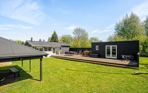 Selve - 600M from the Sea: Hjem, Tag, Sommerhus, Lawn, Estate, Skygge, Have, Gård, Landscaping, Stuehus