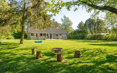 Rohan - 700M from the Sea: Møbel, Indretning, Stol, Gulvbelægning, Bord, Udvej, Etage, Loft, Værelse, Eco Hotel