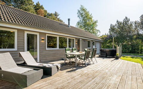 Rohan - 700M from the Sea: Møbel, Indretning, Stol, Gulvbelægning, Bord, Udvej, Etage, Loft, Værelse, Eco Hotel