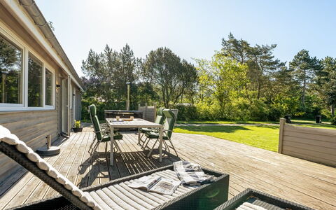 Rohan - 700M from the Sea: Møbel, Indretning, Stol, Gulvbelægning, Bord, Udvej, Etage, Loft, Værelse, Eco Hotel