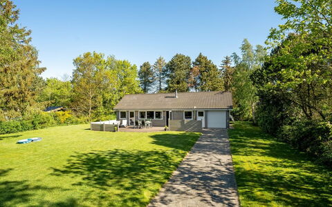 Rohan - 700M from the Sea: Møbel, Indretning, Stol, Gulvbelægning, Bord, Udvej, Etage, Loft, Værelse, Eco Hotel