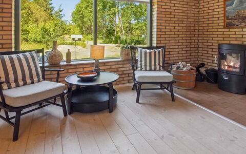Kersta - 3.3Km from the Sea: Møbel, Træ, Stol, Gulvbelægning, Indretning, Bord, Etage, Bejdse, Stue, Hårdttræ