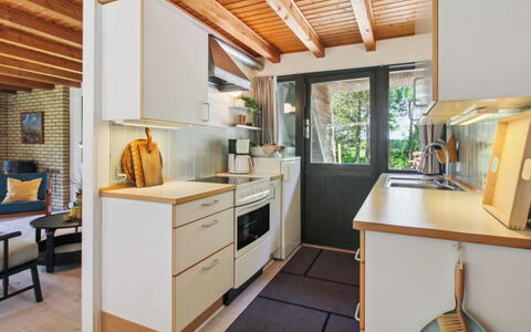 Kersta - 3.3Km from the Sea: Countertop, Træ, Møbel, Køkken, Indretning, Gulvbelægning, Cabinetry, Etage, Køkken Apparat, Sanitærarmatur