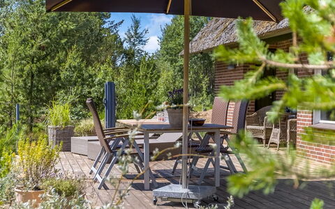 Kersta - 3.3Km from the Sea: Møbel, Stol, Udendørs Møbler, Busk, Have, Udendørs Bord, Skygge, Paraply, Eco Hotel, Blomsterkrukke