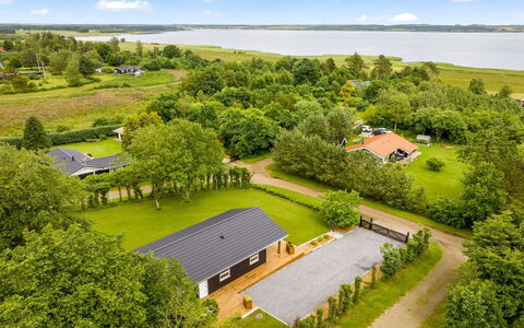 Skip - 300M to the Fjord: Møbel, Indretning, Gulvbelægning, Etage, Loft, Værelse, Stol, Bord, Lejlighed, Køkken & Spisebord