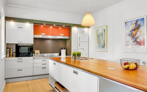 Ejnarine - 600M to the Fjord: Køkken, Cabinetry, Countertop, Møbel, Indretning, Gulvbelægning, Køkken Apparat, Træ, Større Bandage, Loft