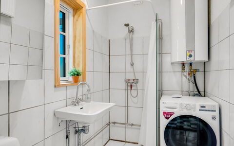 Ejnarine - 600M to the Fjord: Gulvbelægning, Sanitærarmatur, Etage, Indretning, Badeværelse, Håndvask, Vvs, Tap, Loft, Toilet