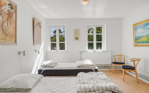 Ejnarine - 600M to the Fjord: Møbel, Indretning, Seng, Gulvbelægning, Etage, Væg, Soveværelse, Træ, Loft, Sengetøj