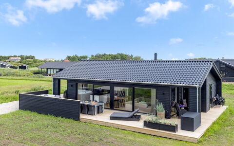 Ata - 400M from the Sea: Møbel, Indretning, Gulvbelægning, Etage, Loft, Værelse, Stol, Bord, Lejlighed, Køkken & Spisebord