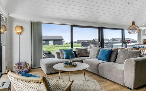 Ata - 400M from the Sea: Møbel, Indretning, Gulvbelægning, Etage, Loft, Værelse, Stol, Bord, Lejlighed, Køkken & Spisebord