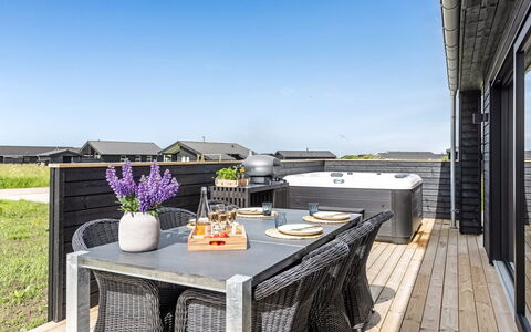 Ata - 400M from the Sea: Møbel, Indretning, Gulvbelægning, Etage, Loft, Værelse, Stol, Bord, Lejlighed, Køkken & Spisebord