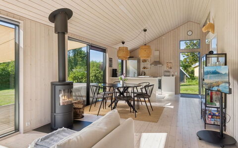 Cita - 350M from the Sea: Træ, Gulvbelægning, Hjem, Trægulve, Veranda, Hårdttræ, Sommerhus, Bejdse, Dæk, Køkken & Spisebord