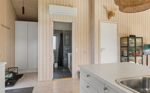 Cita - 350M from the Sea: Væg, Gulvbelægning, Træ, Indretning, Loft, Etage, Lysarmatur, Belysning, Køkken, Hjem