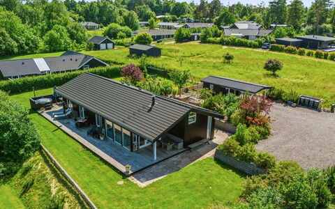 Tuulikki - 100M from the Sea: Bjergrige Landskabsformer, Bjerg, Bakke, Bjergkæde, Hill Station, Menneskelig Bosættelse, Urban Design, Alps, Dal, Topmøde