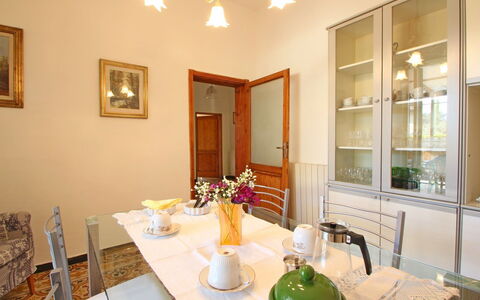 Casa Leonardo: Møbel, Ejendom, Bord, Bordservice, Billedramme, Indretning, Belysning, Træ, Stol, Dør