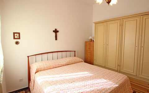 Casa Leonardo: Møbel, Ejendom, Bygning, Komfort, Træ, Bed Frame, Seng, Textile, Belysning, Indretning