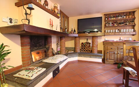 Villa La Rocca: Ejendom, Møbel, Bord, Træ, Billedramme, Indretning, Couch, Hylde, Stue, Plante