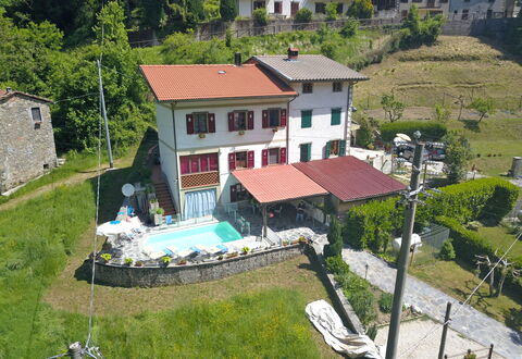 Villa La Rocca: Bygning, Vindue, Hus, Urban Design, Træ, Fritid, Landskab, Ejendom, Landdistrikt, Sommerhus