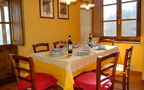 Villa Gelsomino: Bord, Møbel, Bordservice, Ejendom, Vindue, Stol, Dug, Indretning, Køkken & Spisebord, Væg