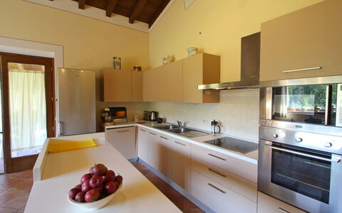 Casetta Verde: Countertop, Cabinetry, Møbel, Håndvask, Tap, Køkken Apparat, Køkken, Træ, Husholdningsapparat, Komfur