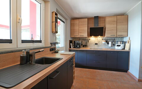 Villa Di Confine: Cabinetry, Håndvask, Køkkenvask, Tap, Countertop, Ejendom, Køkken, Vindue, Træ, Indretning